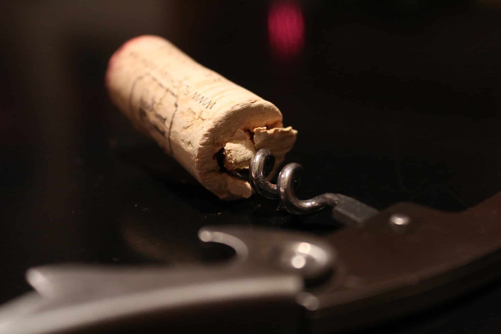 How to open and serve wine like a professional Sommelier – Use a bottle opener with cork